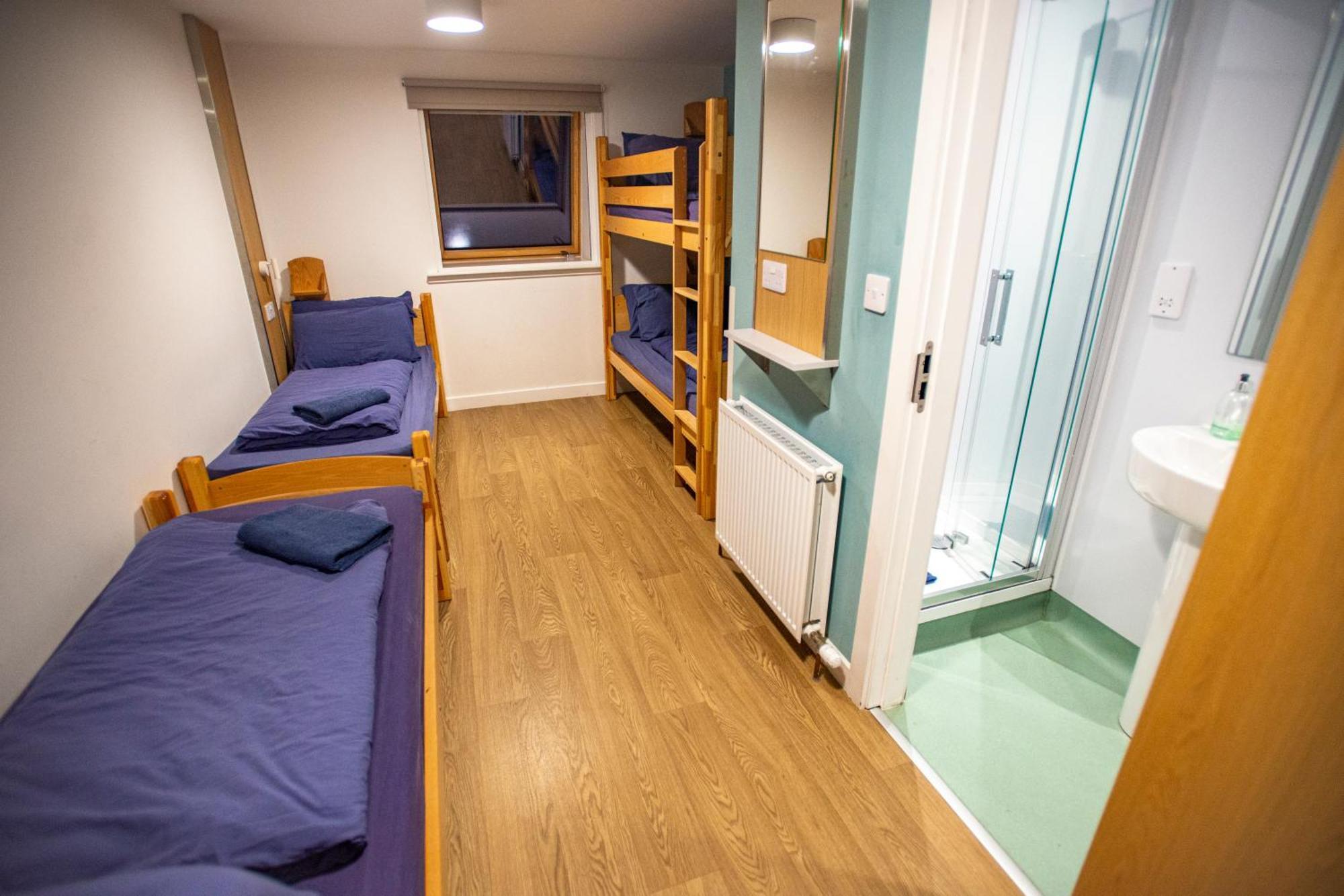 Glen Nevis Youth Hostel Fort William Exteriör bild A typical room at the hostel