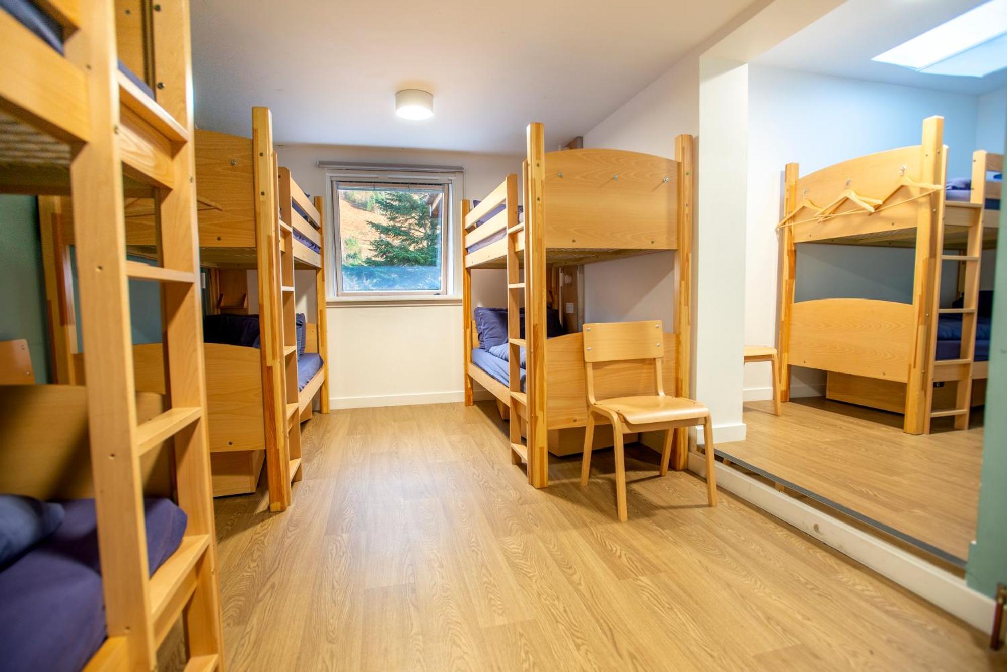 Glen Nevis Youth Hostel Fort William Exteriör bild A typical bunk room at a hostel