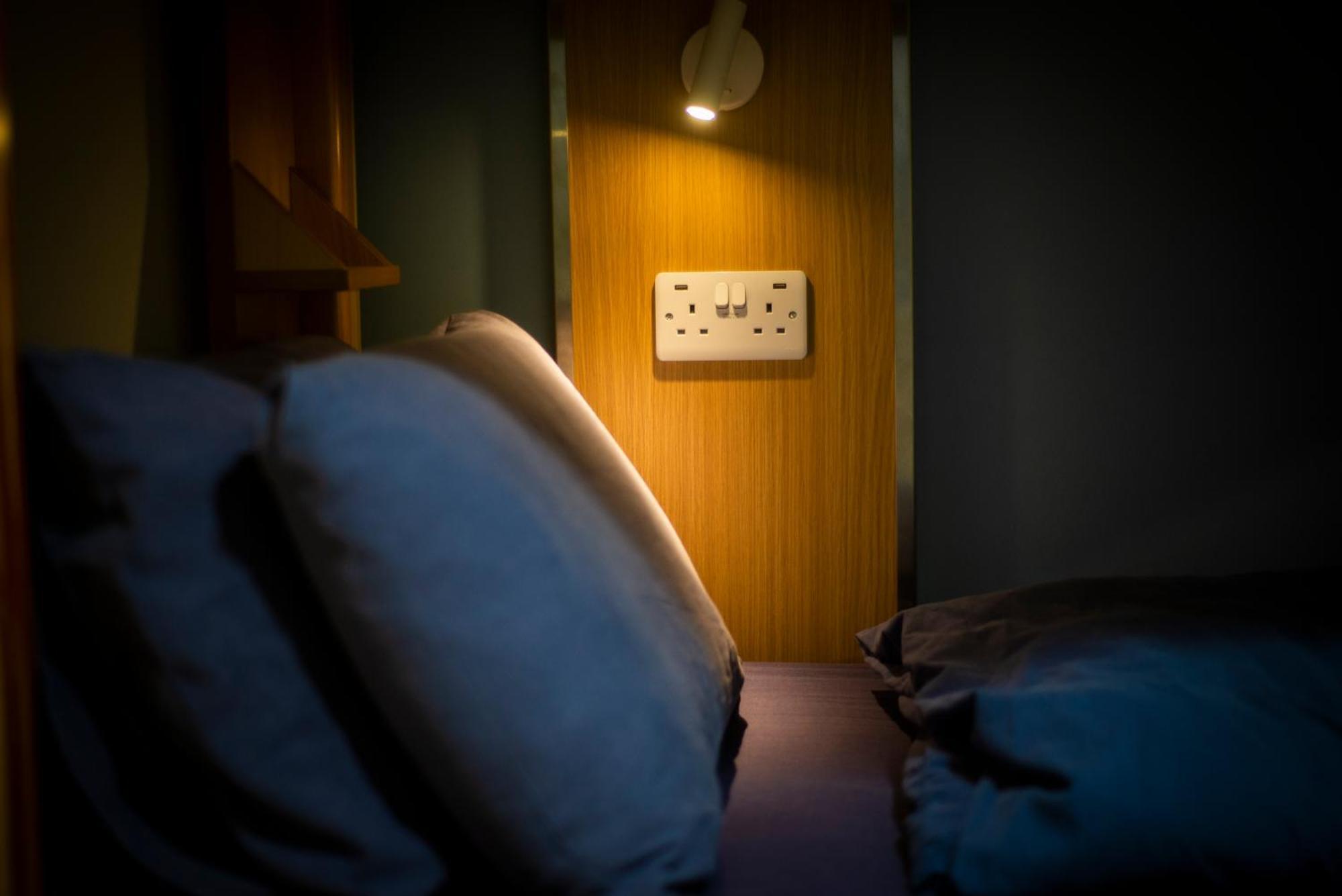 Glen Nevis Youth Hostel Fort William Exteriör bild A bedroom at the hostel