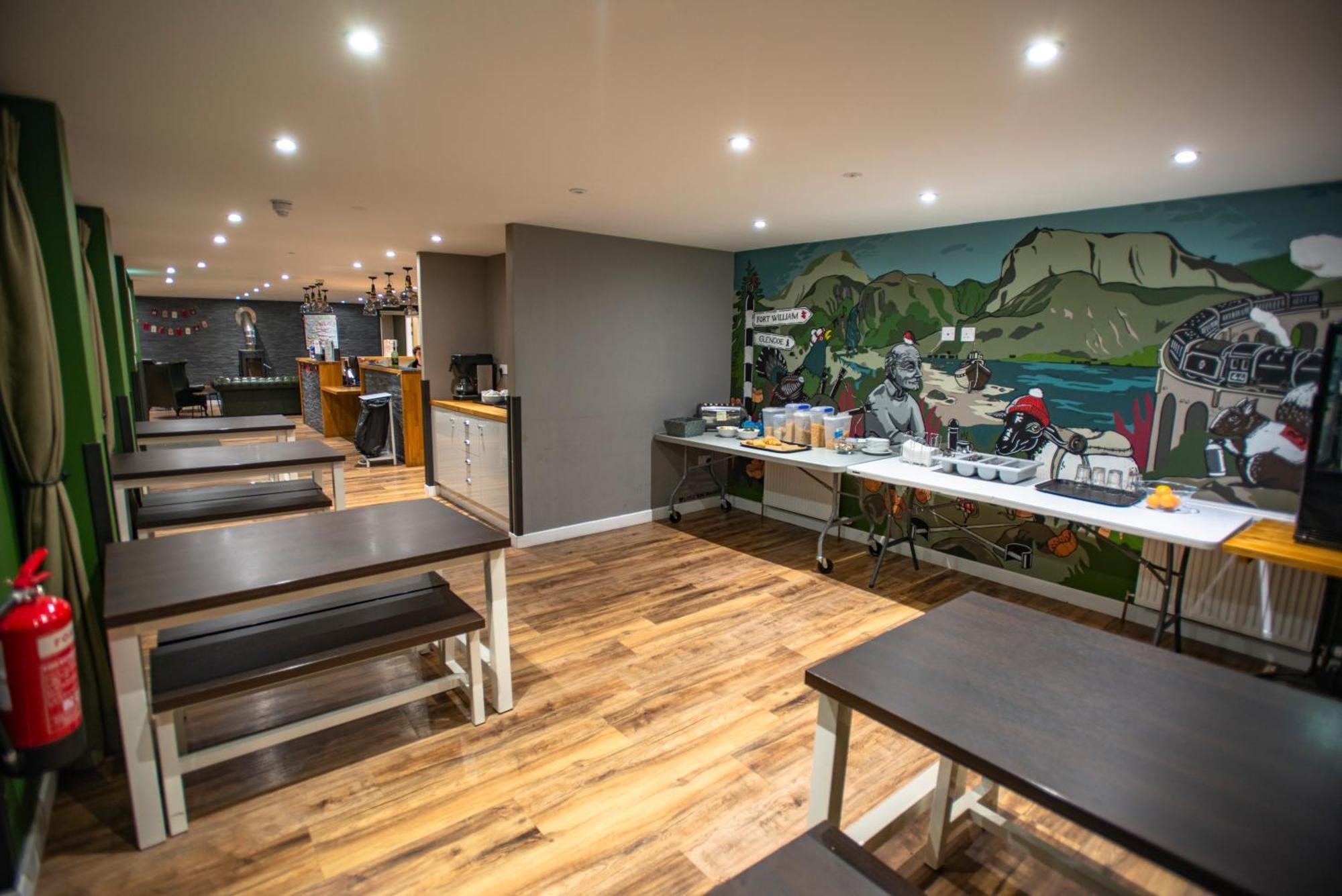 Glen Nevis Youth Hostel Fort William Exteriör bild The interior of a Costa Coffee shop
