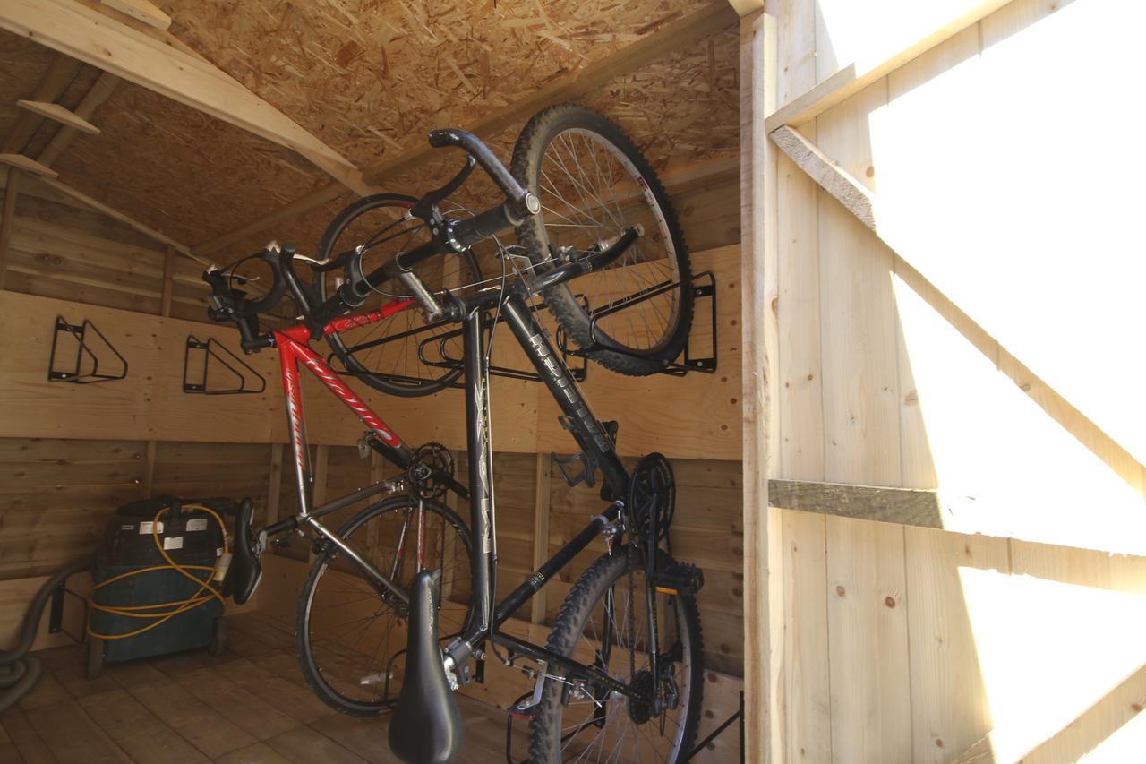 Glen Nevis Youth Hostel Fort William Exteriör bild A bicycle shed