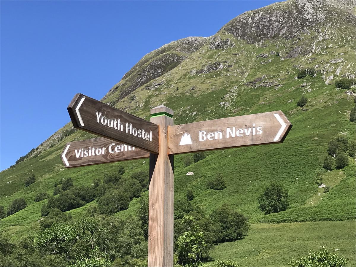 Glen Nevis Youth Hostel Fort William Exteriör bild Signpost at the Youth Hostel